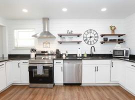 Sojourn Bayview Sanctuary Home Sleeps 6, hotel em Norfolk