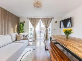 Arte Stays Serviced Houses Stratford - 3 Bedrooms 2 Bathrooms Houses London, Stratford, Maryland, Free Parking, Garden, Weekly or Monthly Stays - up to 8 guests