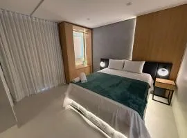 Apartamento com suíte e varanda no centro