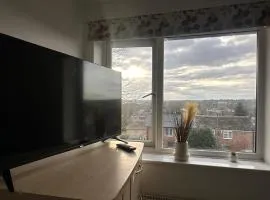 SIRIUS A PROPERTIES - 3 Bedrooms - - Amazing Hillside Views of Derby City Centre - - Free WIFI - - NETFLIX - - SKY-SPORTS - - MONOPOLY - - UNO - - CARDS