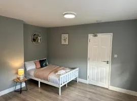 Cosy En-Suite Double Room1 Heathrow Accommodation