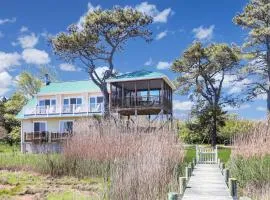 Heron's Cove on Salt Meadow - Pet friendly, waterfront home!