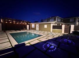 Island Haven 5BR Home with Pool Cottage, ξενοδοχείο στο Νασσάου