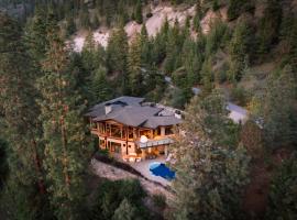Okanagan Lake View Villa with Pool Sauna Cold Plunge, khách sạn ở Kelowna