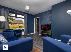 Newhall by Alt-Stay Leeds 3 Bed Home Contractor and Relocation Accommodation with Fully Equipped Kitchen, Laundry, Parking, Garden, Smart TV and Wi Fi - Long Stay Ready with Weekly and Monthly Rates