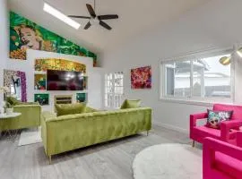 Pop Art Oasis with Karaoke Mini Golf Hot Tub and Pool