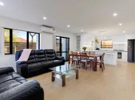 Spacious Modern Home near Airport and Manukau City