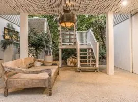 Peter St South Golden Beach Abode Family Luxury at Beach