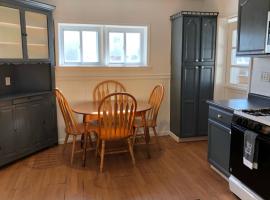 Private house with 3 bedrooms and 1 bathroom, free parking, convenient to NYC Manhattan bus and train, MetLife Stadium FIFA World Cup 35 minutes away, hótel í Perth Amboy