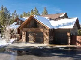 Wagon Ranch Ultimate Retreat with Hot Tub
