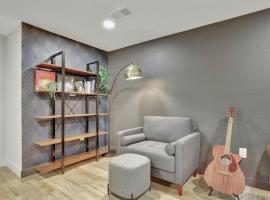 Brand New Arvada Guest Suite Sauna Fire Pit, Hotel in Arvada