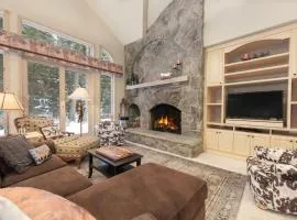 Trailside Mountain Retreat with Private Hot Tub