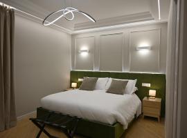 Mom Apartment Rooms&Suites, hotel v Tivoli