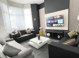 5 Bed Urban Escape - Spacious - 3 Floors - Parking
