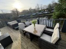 Dillons Lakeside Lodge