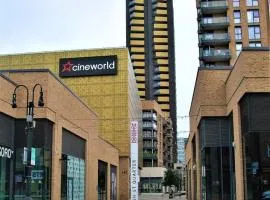 Room with private bathroom, Near Heathrow Airport, Tube Station, Shops, Cinema in shared flat