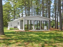 The Porter's Barn - fancy little waterfront home with deep-water boat dock and firepit, hotel in New Church