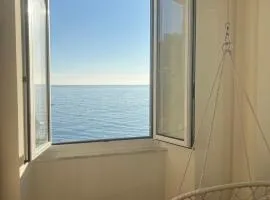Charming Beach Flat with Seaview