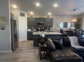 The VILLAGE WALK at Sunset Arch - 4 bedroom sleeps 1 to 11, hotel in Meridian