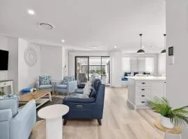 Waves Retreat - Coastal Style Home near Warana Beach