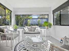 Waves Retreat - Coastal Style Home near Warana Beach