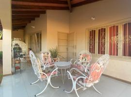 Casa AMPLIA CON PATIO Y COCHERA, hotel v destinaci San Lorenzo de la Frontera