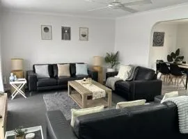 Lbarza Family Friendly 3BR with backyard & single garage near Hospitals & Sporting grounds