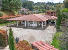 Hermosa Casa a 3 minutos del aeropuerto JMC