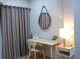 บ้านใต้ชุกโดน BaantaiChukadon guest house, hotel com estacionamento em Kanchanaburi