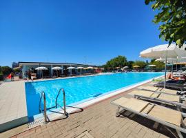 Long Beach Village Residence sul mare spiaggia privata inclusa, hotel v destinaci Lido Adriano