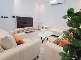 شقة صالة وثلاث غرف وغرفة عاملة