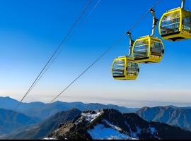 Himalayan Holidays Camp & Resort near Surkanda Devi, khu glamping ở Đồi Dhanaulti