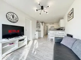 Modern 2 Bedroom Apartment - Allocated Parking - Near Hospital & Racecourse