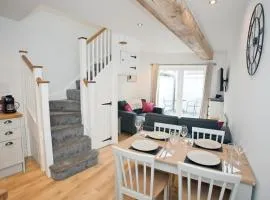 2 Bed House Free Parking 1km From The Beach