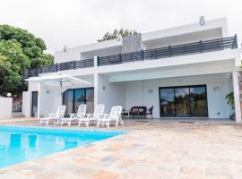 Villa Soleil de L'Est, מלון בPetit Brûlé