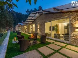 StayVista at La Casa Oberoi with Lawn & Mountain View