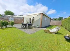 Mooie bungalow entree Zwembad in de zomer VP010