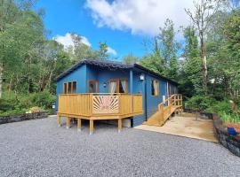 The Blue House - Romantic Mountain Cabin, hotel v destinaci Donegal