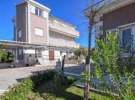Apartments Vesna, hotel in Seget Vranjica