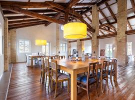 Villa Manzoni Luxury Cottage, hotel v destinaci Novello