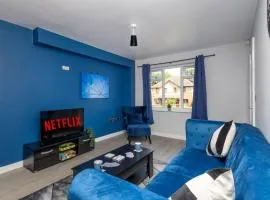 Stonecliffe Thirty Five By Alt-Stay - 3 Bed Contractor and Relocation Accommodation with Ensuite Bedroom, Parking, Kitchen, Laundry, Pool Table, Fast Wi Fi and Smart TV - Long Stay Ready with Weekly and Monthly Rates
