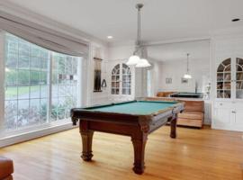 Stunning, Large, Waterfront Retreat, hotel v destinaci Highlands