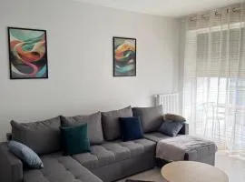 Elite Skyview -Relaxing Family Apt with AC, Balcony