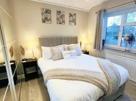 Stunning 5 Bedroom House in London - Sleeps up to 10 guests - Business - Contractors - Families - Leisure - WiFi - Parking - Garden