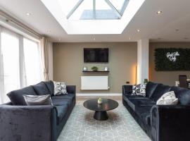Viesnīca Brand New 5 Bed Home With Snooker Table, Wolverhampton pilsētā Vulverhemptona