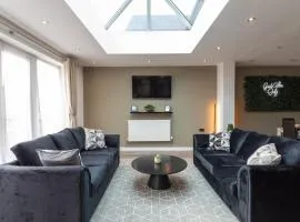 Brand New 5 Bed Home With Snooker Table, Wolverhampton