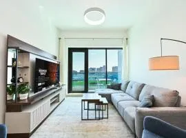 Luxury 1BR Near Burj Khalifa with Canal Views