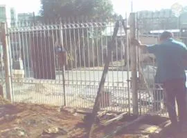 Ponto comercial, murado com grade