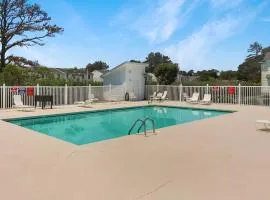 Seas the Day - Water views, Shared pool!