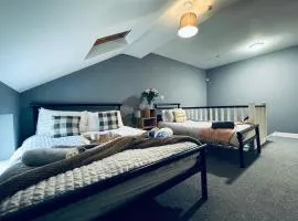 Queens Townhouse - 4 Bedrooms - Sleeps 9